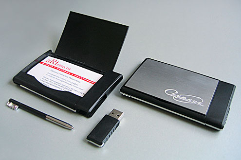Подарочный набор, включающий визитницу вместе с ручкой и USB-флешкой